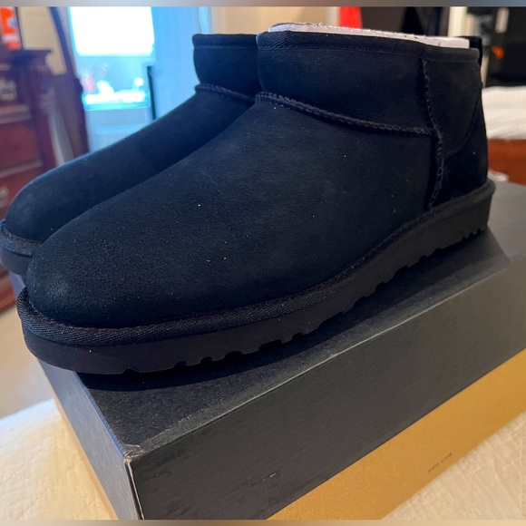 Ugg Classic Ultra Mini Boot, Black, Men’s Size 9, New in Box - Picture 1 of 9